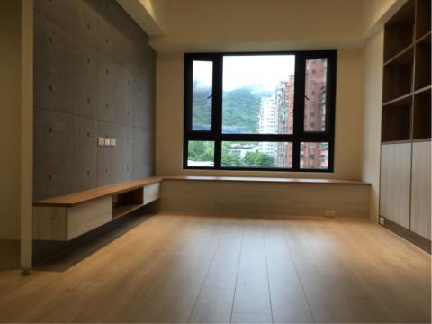 居和空間設計 Findway House  -  清水模電視牆/系統櫃/超耐磨木地板