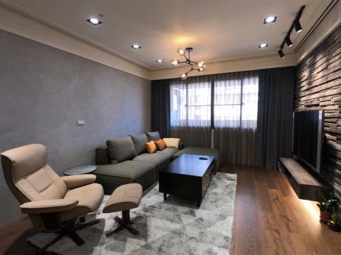 居和空間設計 Findway House  - 客廳/文化石電視牆/清水模特殊漆/超耐磨木地板/系統櫃