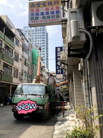 遷職人（精緻）搬家企業社 - 因客住在華廈大樓大型傢俱又應非組合式故而請該公司派遣吊車搬運得已順利搬遷。