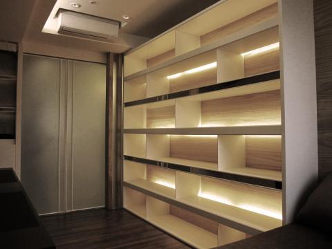 力豪設計有限公司 - 建築型式：新成屋 / 電梯華廈座落位置：新北市 / 三峽空間坪數：53坪家庭成員：兩大、兩小室內格局：三房、兩廳、書房主要風格：簡約-現代主要建材：木皮、石材拼花、壁紙、黑鏡、灰鏡、噴砂玻璃、烤漆玻璃、噴漆、人造石、超耐磨木地板、金屬烤漆、人造皮革、板岩主要軟件：訂製家具、造型燈具、繃布板特殊設備：部分集控開關