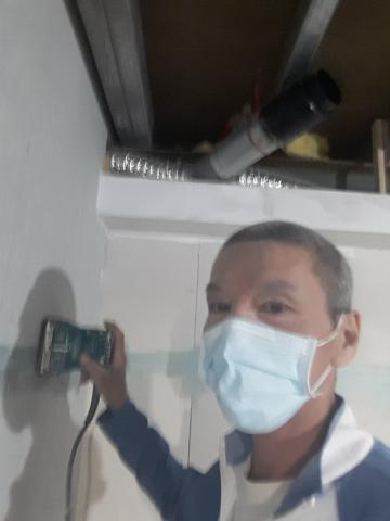 白東海室內修繕工作室 - 油漆施工前砂紙磨平