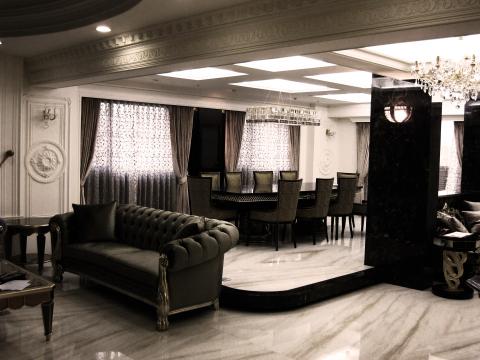 力豪設計有限公司 - 建築型式：新成屋 / 電梯華廈座落位置：新北市 / 板橋空間坪數：二層樓 / １００坪家庭成員：三大、兩小室內格局：四房、兩廳、書房主要風格：奢華-新古典主要建材：木皮、石材拼花、壁紙、金箔、黑鏡、明鏡、噴砂玻璃、烤漆玻璃、噴漆、烤漆、人造石、海島型木地板、金屬烤漆、人造皮革、貝殼板、特殊玻璃、馬賽克磁磚、ＦＲＰ線板、鍛鐵主要軟件：訂製家具、造型燈具、水晶燈、繃布板特殊設備：全室集控開關