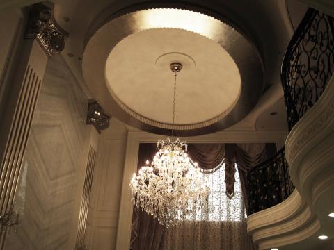 力豪設計有限公司 - 建築型式：新成屋 / 電梯華廈座落位置：新北市 / 板橋空間坪數：二層樓 / １００坪家庭成員：三大、兩小室內格局：四房、兩廳、書房主要風格：奢華-新古典主要建材：木皮、石材拼花、壁紙、金箔、黑鏡、明鏡、噴砂玻璃、烤漆玻璃、噴漆、烤漆、人造石、海島型木地板、金屬烤漆、人造皮革、貝殼板、特殊玻璃、馬賽克磁磚、ＦＲＰ線板、鍛鐵主要軟件：訂製家具、造型燈具、水晶燈、繃布板特殊設備：全室集控開關