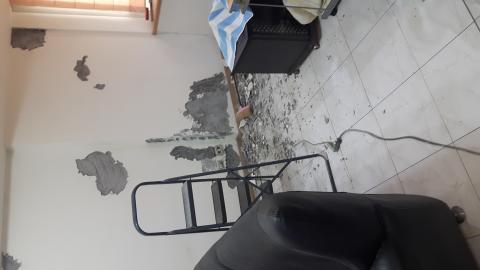 白東海室內修繕工作室 - 壁癌打牆從新抹砂，水泥，抹平。