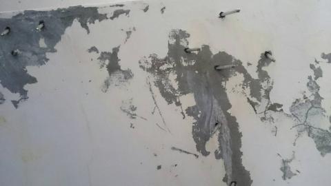 大山防水抓漏工程 - 成功案例：基隆八德社區屋主錯誤的防水施工，導至屋顶積水，從二次施工缝渗入，以高压灌注工法處理。